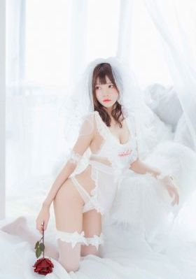 男生女生向前冲冰雪穿越季