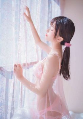 压在窗户上c给别人看窗前视频